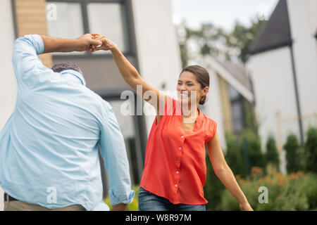 Freundliche paar Gefühl erstaunliche beim Tanzen in der Nähe von House Stockfoto