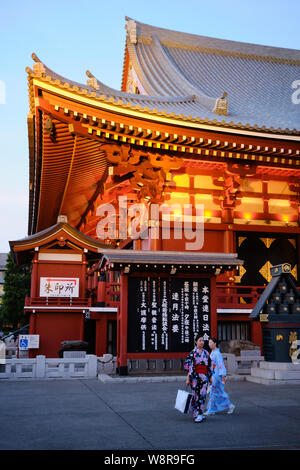 Tokyo/Japan - 31. Juli 2019: Die Sensoji-tempel in Asakusa, Tokyo bis in den Abend, um sich gegen einen klaren Himmel mit zwei Frauen in Kimonos gekleideten Stockfoto