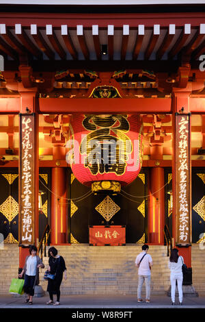Tokyo/Japan - 31. Juli 2019: Die Sensoji-tempel in Asakusa, Tokyo bis in den Abend mit einer großen Laterne leuchtet Stockfoto