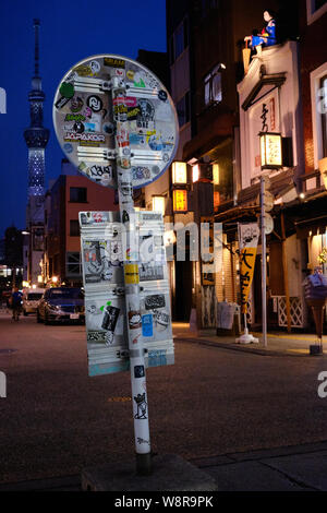 Tokyo/Japan - 31. Juli 2019: Asakusa Viertel in der Nacht. Ein Zeichen mit vielen Aufklebern vor einem Geschäft vor. Stockfoto