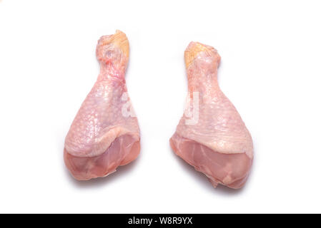 Raw Chicken Drumsticks oder Beine auf weißem Hintergrund, Ansicht von oben Stockfoto