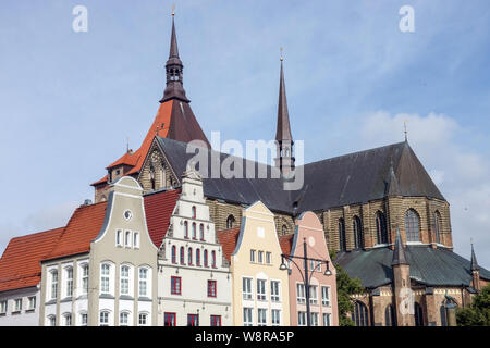 Deutschland Rostock, alte historische Giebelhäuser am Marktplatz, Marienkirche Stockfoto