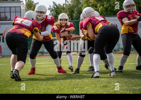 In voller Länge Foto von Sportlerinnen spielen American Football auf grünen Rasen Stockfoto