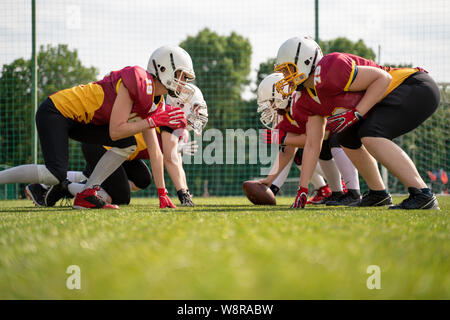 Bild der weiblichen Team Rugby spielen auf dem Spielplatz Stockfoto