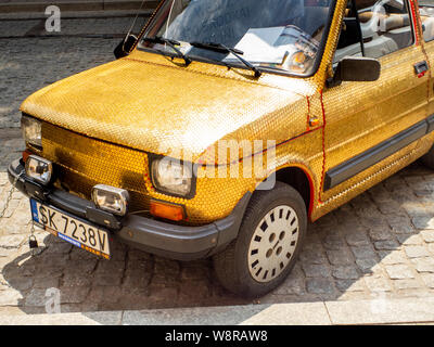 Krakau, Poland-June 10, 2015: original Oldtimer mit goldenen Münzen auf die Karosserie und Auto Body geklebt Stockfoto