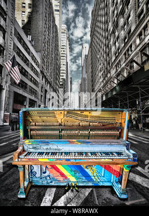 Surreale Alte bemalte bis Jazz Piano auf Downtown befahrene Straße. Stockfoto