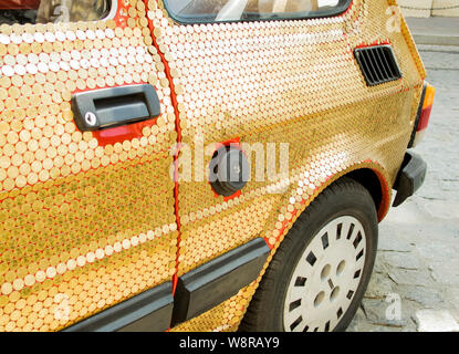 Krakau, Poland-June 10, 2015: original Oldtimer mit goldenen Münzen auf die Karosserie und Auto Body geklebt Stockfoto