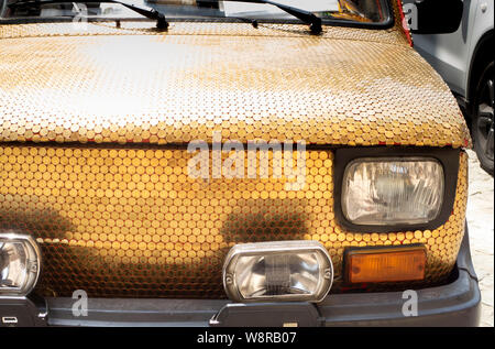 Krakau, Poland-June 10, 2015: original Oldtimer mit goldenen Münzen auf die Karosserie und Auto Body geklebt Stockfoto