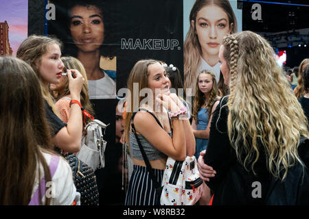 Los Angeles, USA. 10 Aug, 2019. Menschen nehmen an der BeautyConLA in Los Angeles, USA, 10.08.2019. BeautyConLA ist eine zweitägige Veranstaltung mit Beauty Brands, Talent und Multiplikatoren. Credit: Qian Weizhong/Xinhua Stockfoto