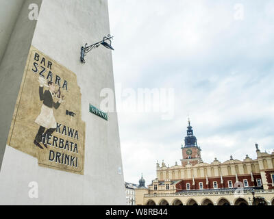 Krakau, Poland-June 10,2015: verwitterte Schild mit einem Richtungspfeil in eine Bar Stockfoto