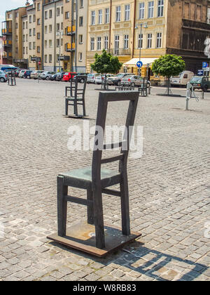 Krakau, Poland-June 11,2015: Square in Podgorze in Krakau mit einem Ghetto Memorial mit leeren, Bügeleisen Stühle Stockfoto