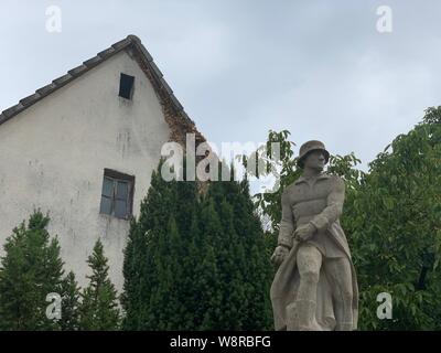 Moehrendorf, Deutschland - August 9, 2019: Blick auf ein Kriegerdenkmal in Moehrendorf zum Gedenken an die Soldaten, die im Ersten und Zweiten Weltkrieg starben. Stockfoto