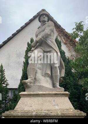 Moehrendorf, Deutschland - August 9, 2019: Blick auf ein Kriegerdenkmal in Moehrendorf zum Gedenken an die Soldaten, die im Ersten und Zweiten Weltkrieg starben. Stockfoto