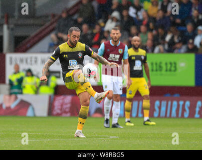 10. August 2019, Turf Moor, Burnley, England; Premier League Fußball, Burnley vs Southampton: Danny Ings (09) von Southampton steuert die Kugel Credit: Conor Molloy/News Bilder der Englischen Football League Bilder unterliegen DataCo Lizenz Stockfoto