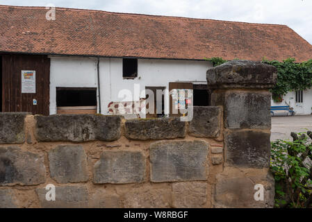 Moehrendorf, Deutschland - August 9, 2019: Blick auf ein Kuhstall in Moehrendorf, Deutschland. Stockfoto