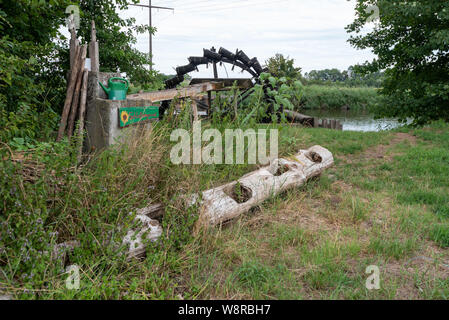 Moehrendorf, Deutschland - August 9, 2019: Blick auf ein historisches Wasserrad an der Regnitz in Moehrendorf, Deutschland. Stockfoto