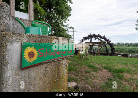 Moehrendorf, Deutschland - August 9, 2019: Blick auf ein historisches Wasserrad an der Regnitz in Moehrendorf, Deutschland. Stockfoto