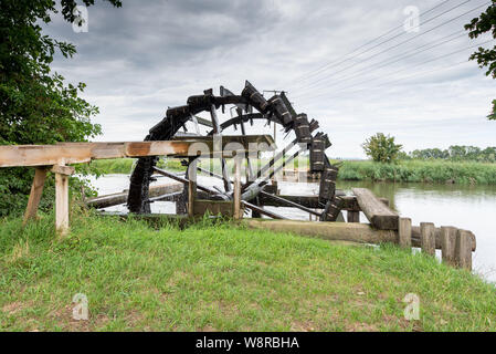 Moehrendorf, Deutschland - August 9, 2019: Blick auf ein historisches Wasserrad an der Regnitz in Moehrendorf, Deutschland. Stockfoto