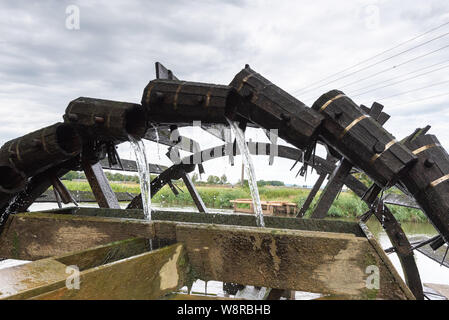 Moehrendorf, Deutschland - August 9, 2019: Blick auf ein historisches Wasserrad an der Regnitz in Moehrendorf, Deutschland. Stockfoto