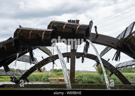 Moehrendorf, Deutschland - August 9, 2019: Blick auf ein historisches Wasserrad an der Regnitz in Moehrendorf, Deutschland. Stockfoto