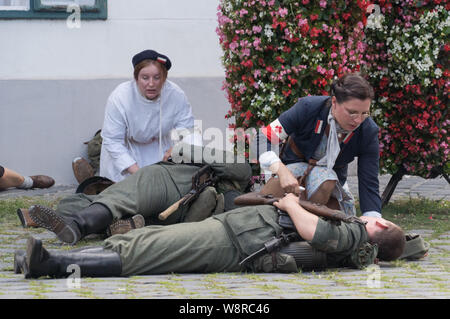 Budapest, Budapest. 10 Aug, 2019. Menschen nehmen an einem Re-enactment der 75. Jahrestag des Ausbruchs des Warschauer Aufstandes 1944, in Budapest, Ungarn am 10.08.2019. Am 1. August 1944, den polnischen Underground Resistance, geführt von der polnischen Heimatarmee, begann eine größere militärische Operation Warschau von der NS-Besatzung zu befreien. Der Aufstand, der 63 Tage dauerte, war eine der größten Widerstand gegen das nationalsozialistische Deutschland. Credit: Attila Volgyi/Xinhua Quelle: Xinhua/Alamy leben Nachrichten Stockfoto