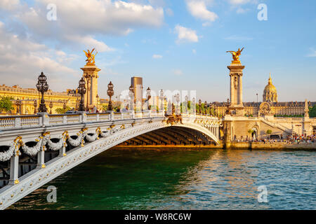 Die Alexander III Brücke über Fluss Seine in Paris bei Sonnenuntergang Stockfoto