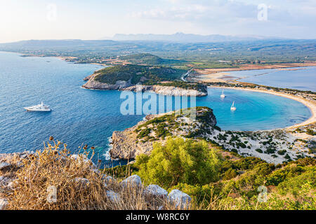 Anzeigen von Voidokilia Beach in der Region Peloponnes in Griechenland, von der alten Navarino Palaiokastro (Burg). Stockfoto