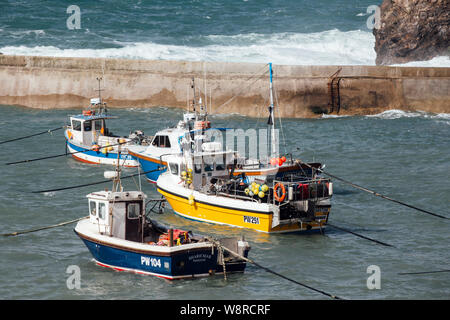 Fischerboote im Hafen in Tintagel, Cornwall Stockfoto