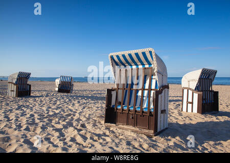 Typische liegen am Strand in Ahlbeck. Ahlbeck ist ein Ortsteil der Gemeinde Heringsdorf auf der Insel Usedom an der Ostsee. Stockfoto