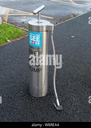 Öffentliche aufrecht Edelstahl Fahrrad Reifen Luft hand Kübelspritze in Coniston Auto Park, England, Großbritannien Stockfoto