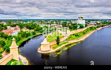 Pskow Kreml mit dem Fluß Velikaya in Russland Stockfoto