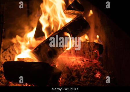 Lagerfeuer in der Nacht, Glut Tapete. Stockfoto