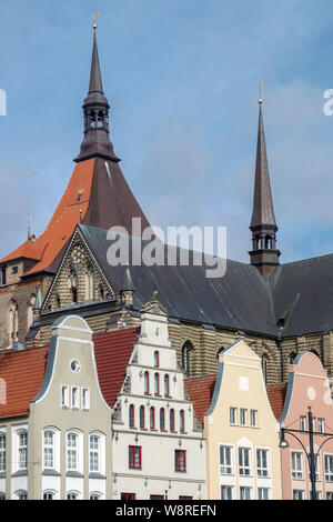 Deutschland Rostock, alte historische Giebelhäuser am Marktplatz, Marienkirche Stockfoto