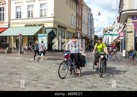 Deutschland Rostock, zwei Frauen auf Fahrrädern in der Innenstadt Menschen Touristen Radfahren Stockfoto