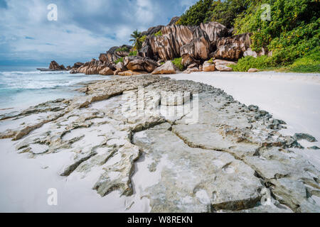 Beeindruckende Felslandschaft auf der berühmten Insel La Digue, Seychellen Stockfoto