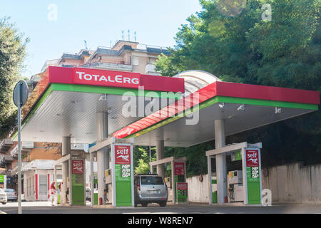 Carrara, Italien - 11 August, 2019 - Totalerg Tankstelle in der Toskana. Totalerg ist eine italienische Firma, die in der Raffination und Verteilung von p arbeitet Stockfoto