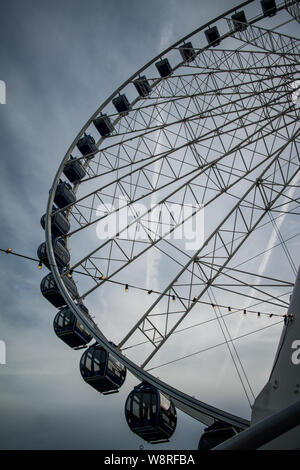 Riesenrad in Düsseldorf Weihnachtsmarkt während es in Altstadt Stockfoto