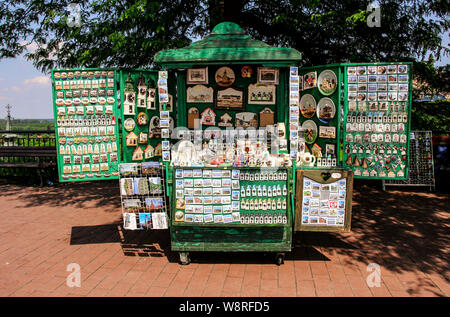 NOVI SAD, Serbien - Juni 07, 2019: Holz- Stall mit Souvenirs in Form von Magneten, Tassen und Teller und Zahlen auf dem Gebiet der Festung Petrovaradin Fort Stockfoto