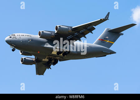 Eine Boeing C-17 Globemaster III aus der 452Nd Air Mobility Wing der United States Air Force am Fliegerhorst Volkel in den Niederlanden. Stockfoto
