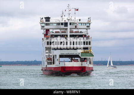 Red Funnel Fähren, Red Eagle Fähre, nähert sich East Cowes, Isle of Wight, Hampshire, UK im August von Southampton - Fähre Autofähre Stockfoto