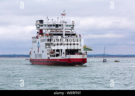 Red Funnel Fähren, Red Eagle Fähre, nähert sich East Cowes, Isle of Wight, Hampshire, UK im August von Southampton - Fähre Autofähre Stockfoto