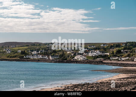 Reihen von weißen Häuser im Dorf von Gairloch mit Blick auf den Strand von gair Loch Ness in den Highlands von Schottland Stockfoto