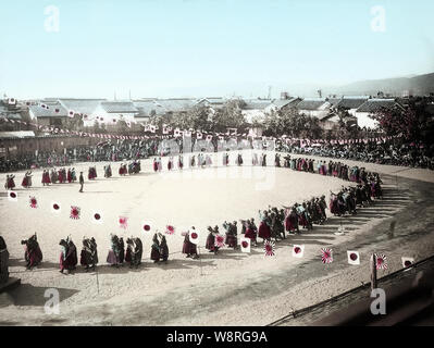 [1900s Japan - Japanische Schule Leben] - Grundschule Mädchen im Sport Tag ihrer Schule teilnehmen. Dieses Bild ist Teil der "Die Schule des Lebens von Jungen Japan" (Nr. 14), eine Reihe von japanischen Fotografen Kozaburo Tamamura in den frühen 1900 veröffentlicht s (späten Meiji). 20. Jahrhundert vintage Glas schieben. Stockfoto