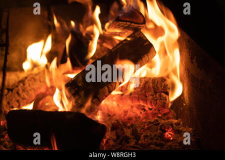 Lagerfeuer in der Nacht, Glut Tapete. Stockfoto
