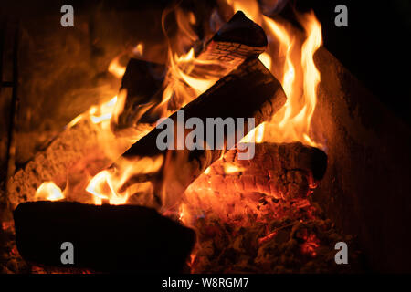 Lagerfeuer in der Nacht, Glut Tapete. Stockfoto