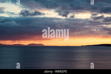 Dramatischer Sonnenuntergang und Niederschlag über Gair Loch und entfernte Inseln in den Highlands von Schottland Stockfoto