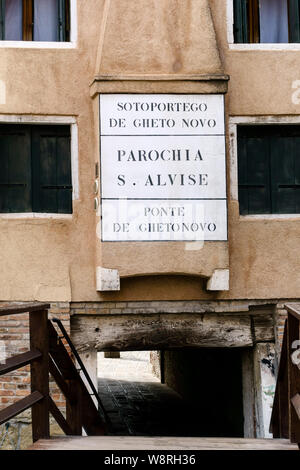 Jüdische Neue Ghetto unter der Veranda: sotoportego De Gheto Novo, neuen Ghetto Brücke: Ponte De Gheto Novo, St. Alvise Parish: Parochia S.Alvise. Venedig Italien Stockfoto