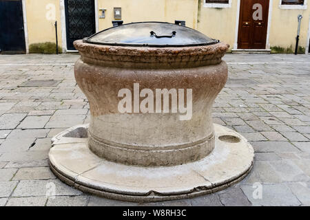 Alte steinerne Brunnen, Campiello de le scuole. Sestiere di Cannaregio Venedig historischen Bezirk. Serenissima Republik Venedig, La Serenissima. Italien Stockfoto