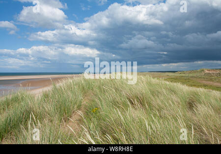 Die Dünen und Strand in Burnham Overy Staithe in North Norfolk, England, Großbritannien Stockfoto