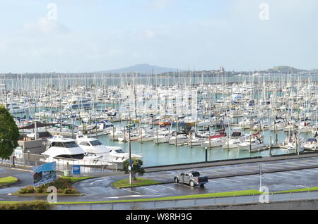 Aucklands Westhaven Marina mit Rangitoto Island im Hintergrund Stockfoto